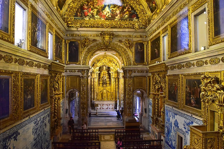 the gold smothered chapel of the Madre de Deus Church
