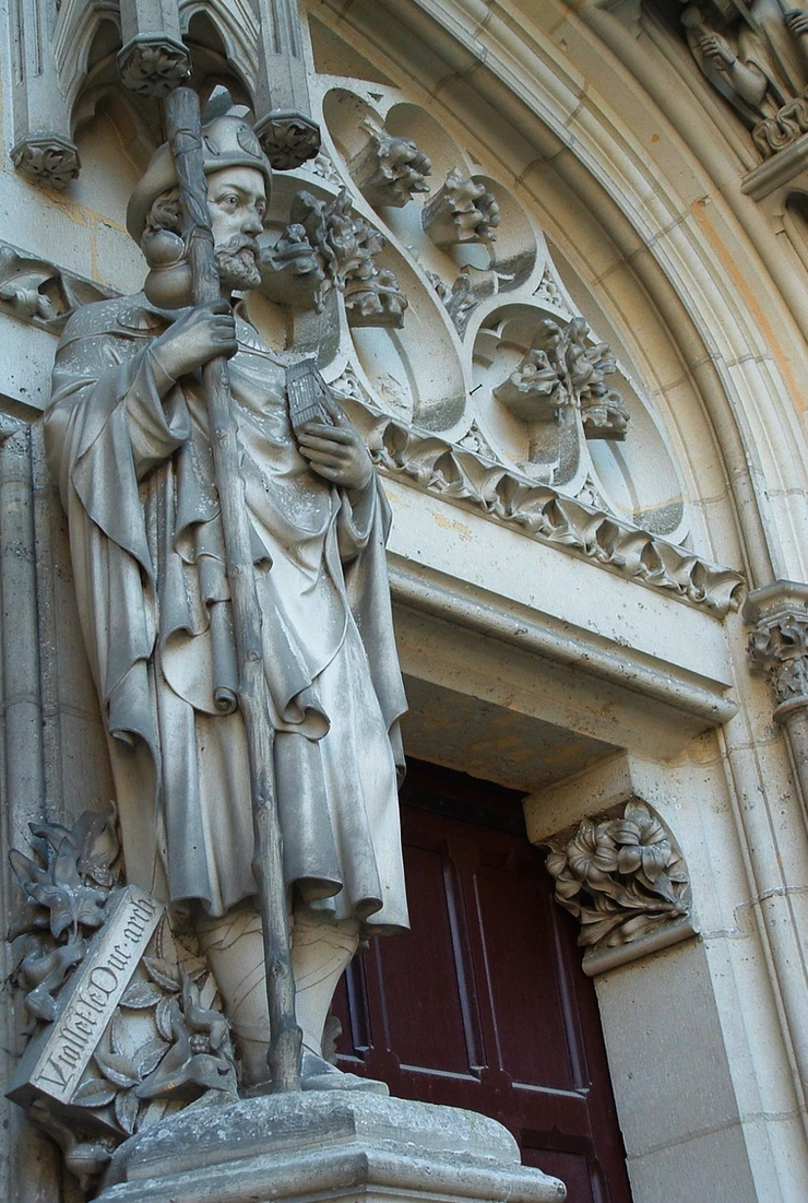 Viollet-le-Duc statue on the facade of Pierrefonds' royal chapel