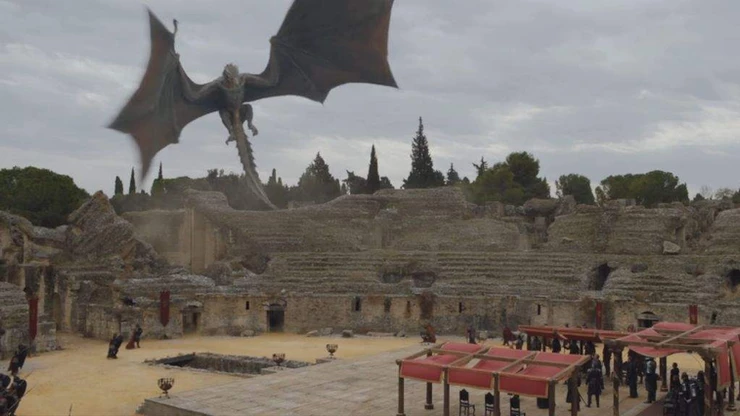 Daenerys arrives for the negotiation at the Dragonpit in Italica