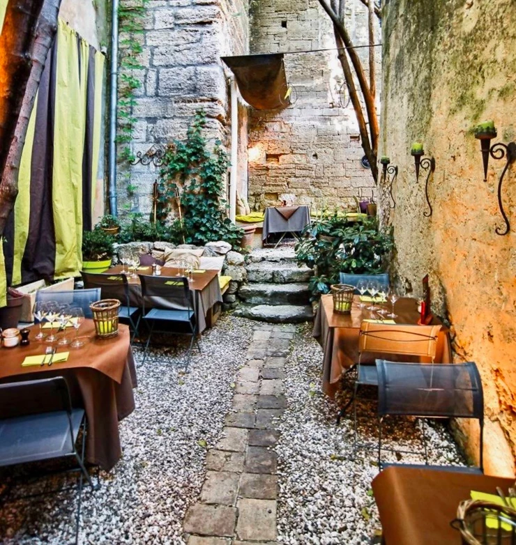the quaint courtyard of the restaurant Le Bec à Vin