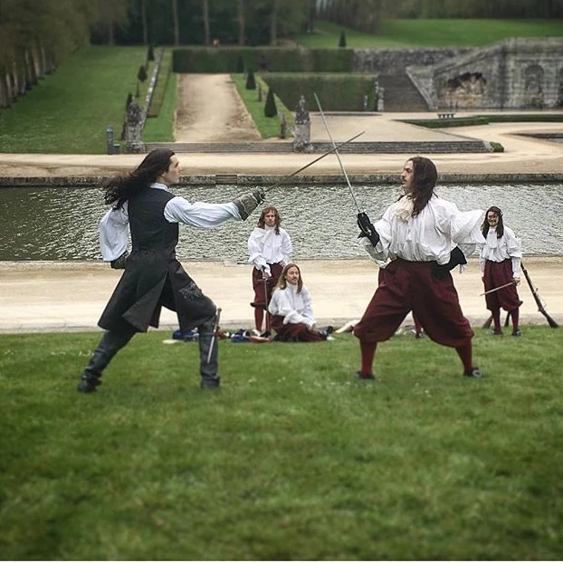 sparring scene in the Vaux-le-Vicomte gardens