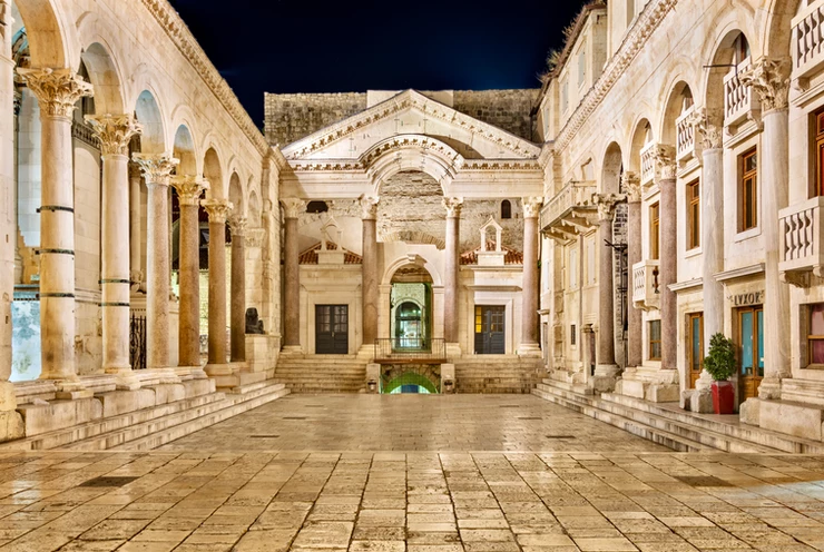 the main courtyard in Diocletian's Palace