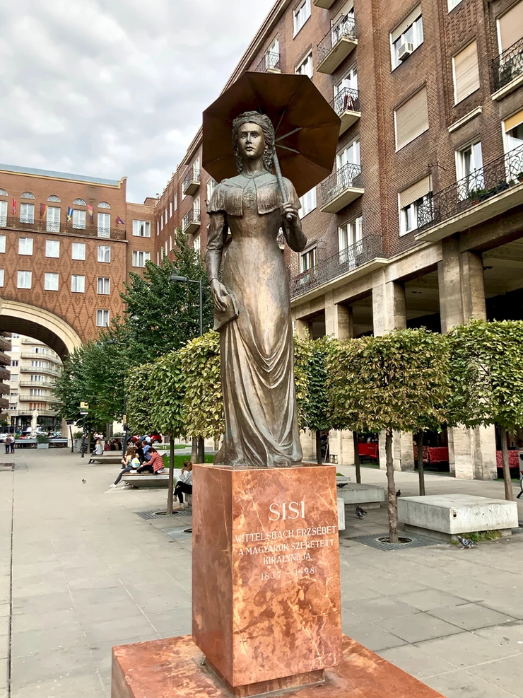 new sculpture of Empress Sisi, at the entrance of Erzsébetváros (District VII) in Madách Square