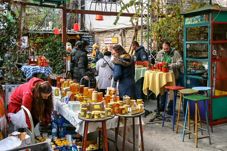 Sunday farmer's market at Szimpla Kert