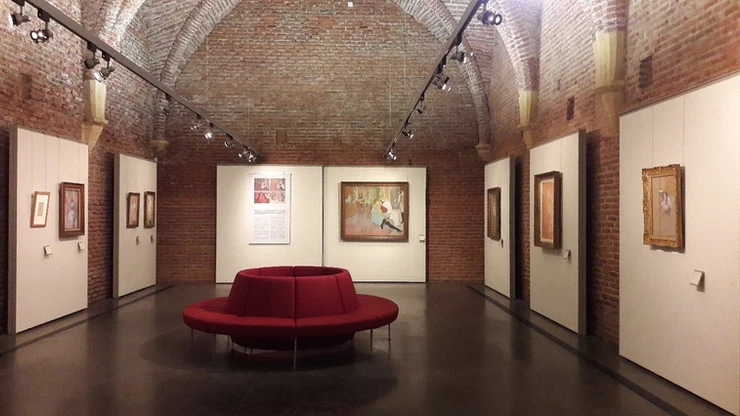a gallery in theToulouse-Lautrec Museum, with brick vaulted ceilings