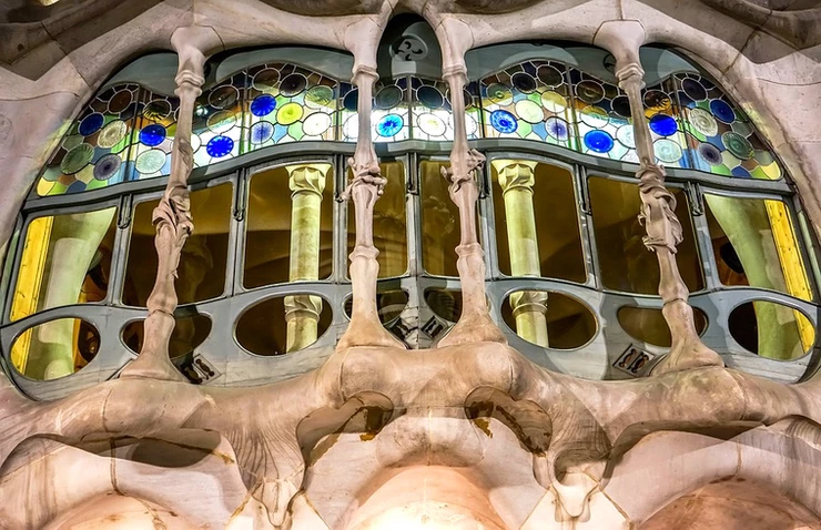the famous exterior window of Casa Battlo, probably its most famous feature 