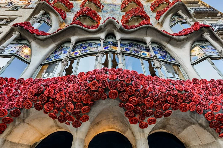 Casa Batlló decorated with red roses to celebrate St. George's Festival. Image source: happyinspain.com