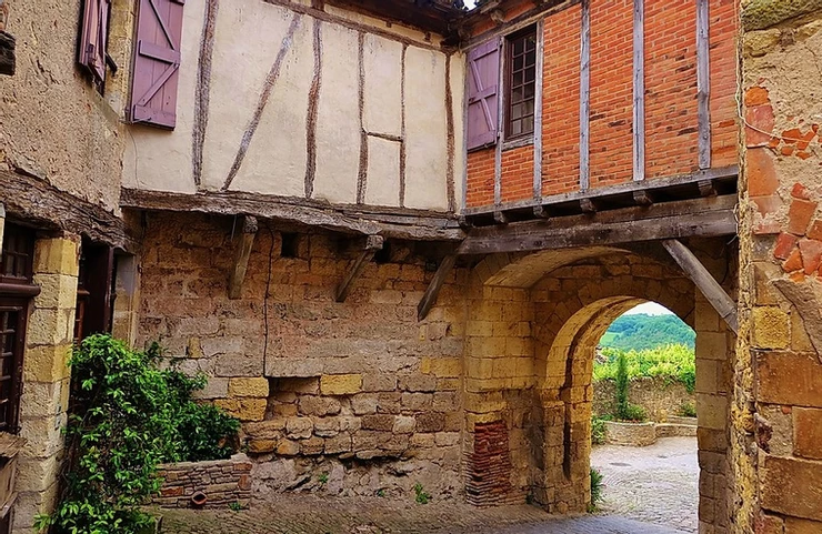 dreamy half timber with a nifty medieval arch in Cordes sur Ciel France
