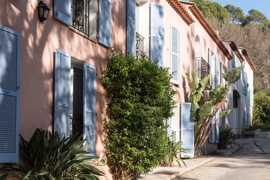 pretty pastel street on Poquorolles Island in Provence