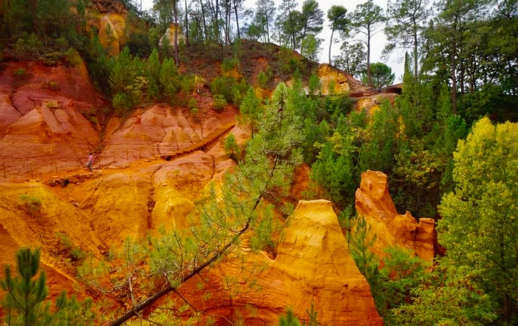 Roussillon's Sentier des Ocres, the Ochre Trail with two hiking paths