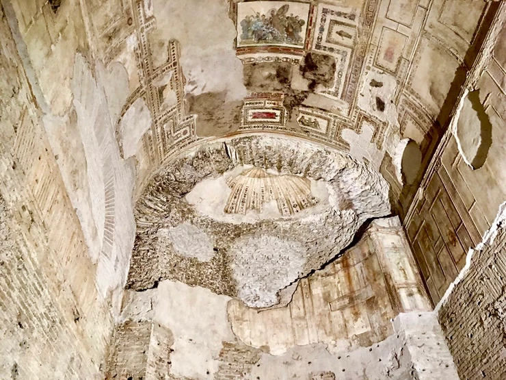 barrel vaulted ceiling in the Domus Aurea