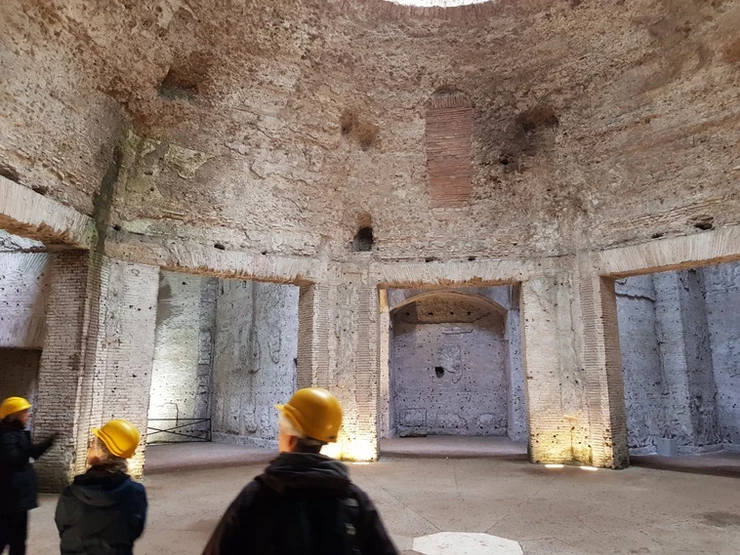 tourists in the Octagonal Room of Domus Aurea