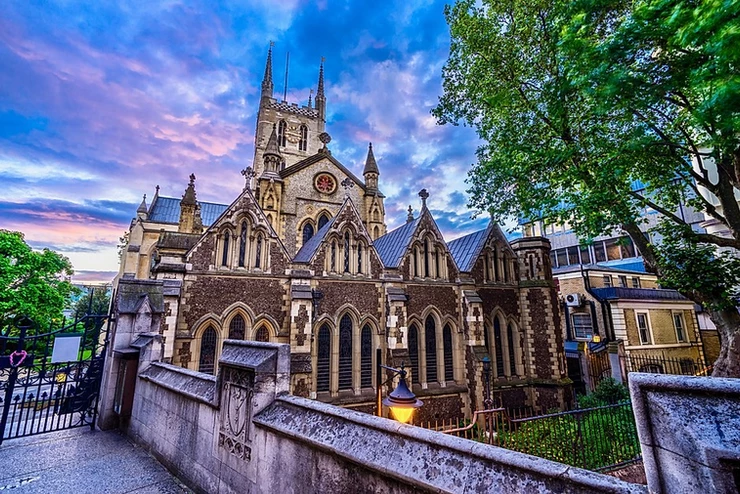 front facade of Southwark Cathedral