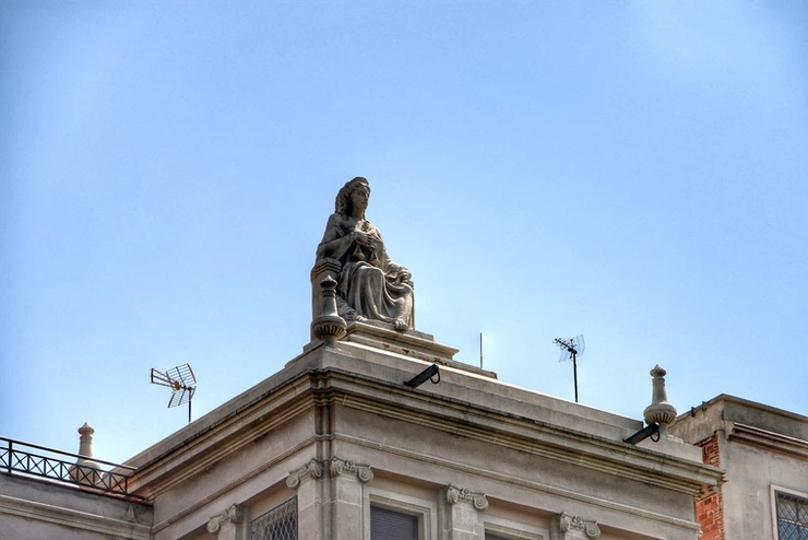 the offending Virgin Mary statue next door La Pedrera