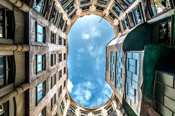 the view of the Casa Battlo atrium from the bottom of the courtyard