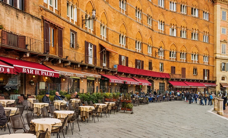 restaurants lining the Piazza del Campo, the heart of Siena Italy