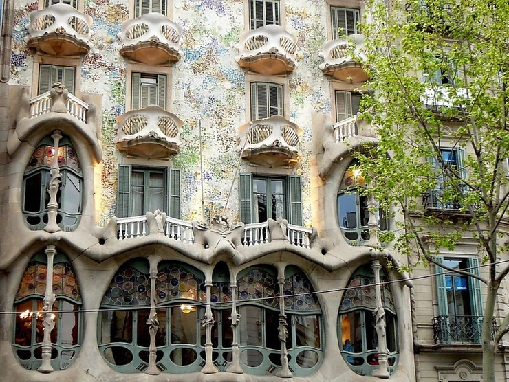 the dragon-like facade of Casa Battlo in Barcelona