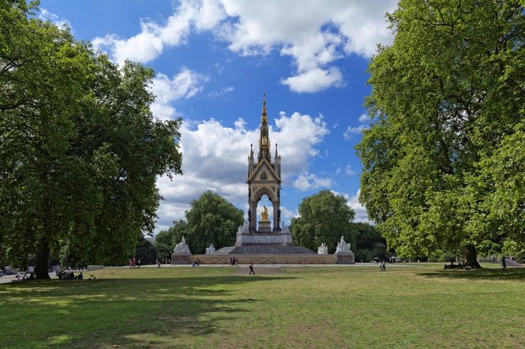 Hyde Park, with a view of the Prince Alfred Memorial in Kensington Gardens