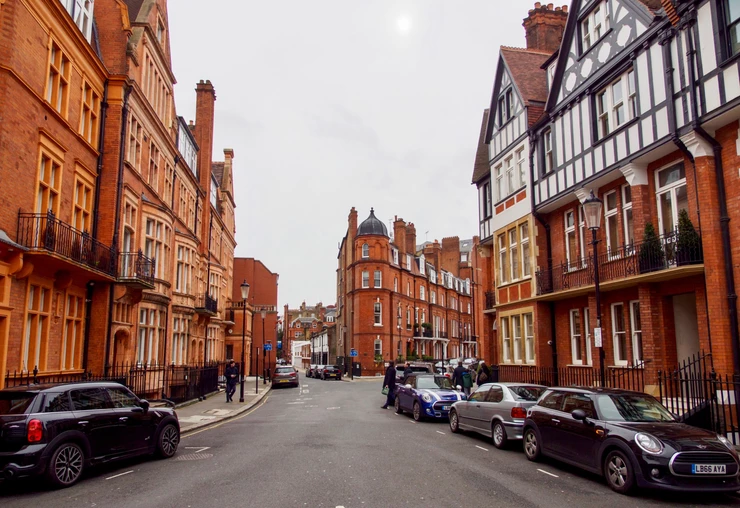 red brick houses on Pont Street in Knightsbridge, a tony neighborhood in the west end of London