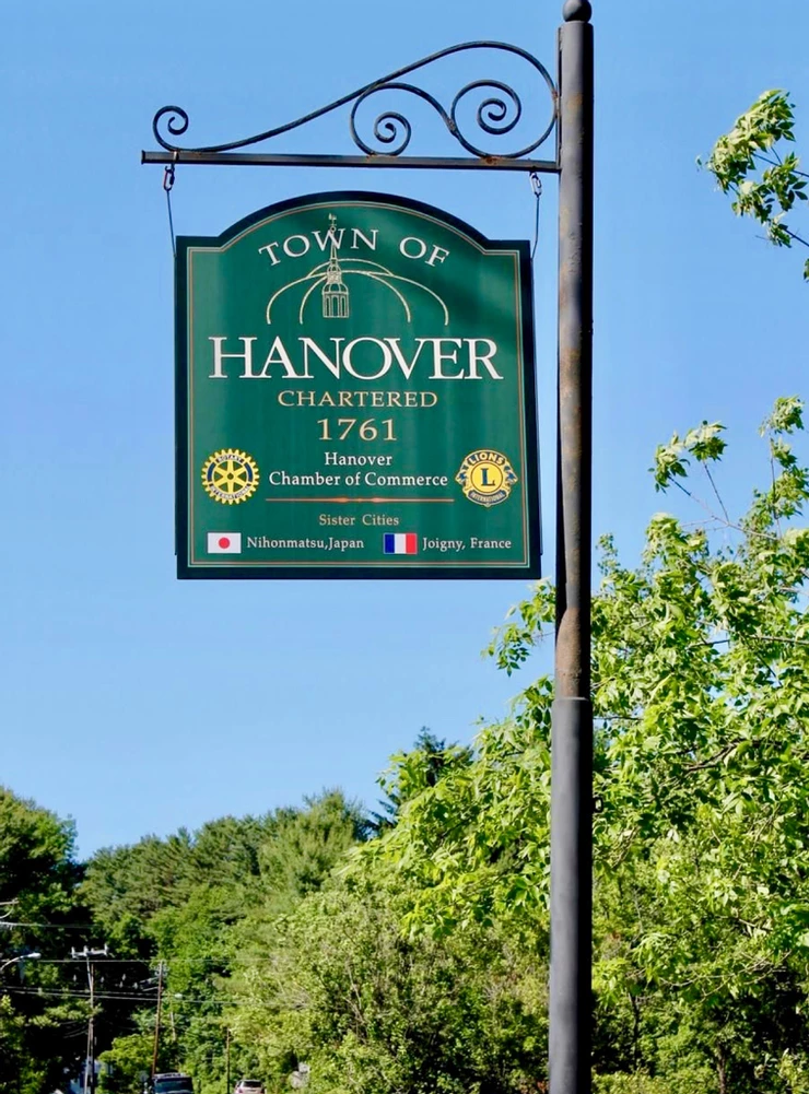 sign marking the town of Hanover NH