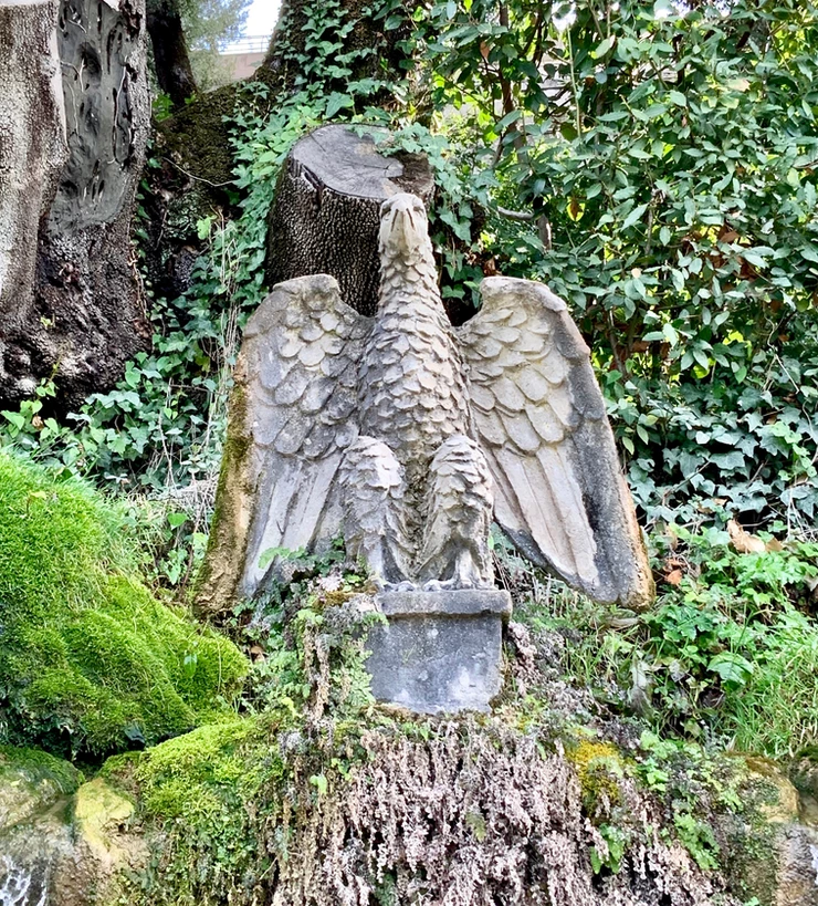 d'Este eagle on the Avenue of Hundred Fountains