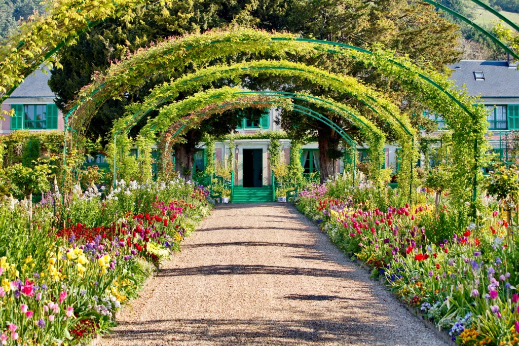 rose trellises in Giverny