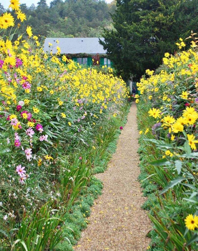 flower path at Giverny