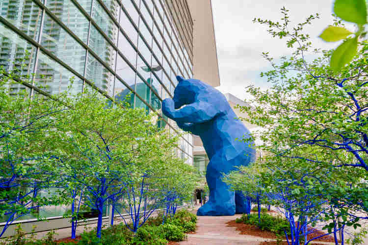 the blue bear sculpture at the Denver Convention Center