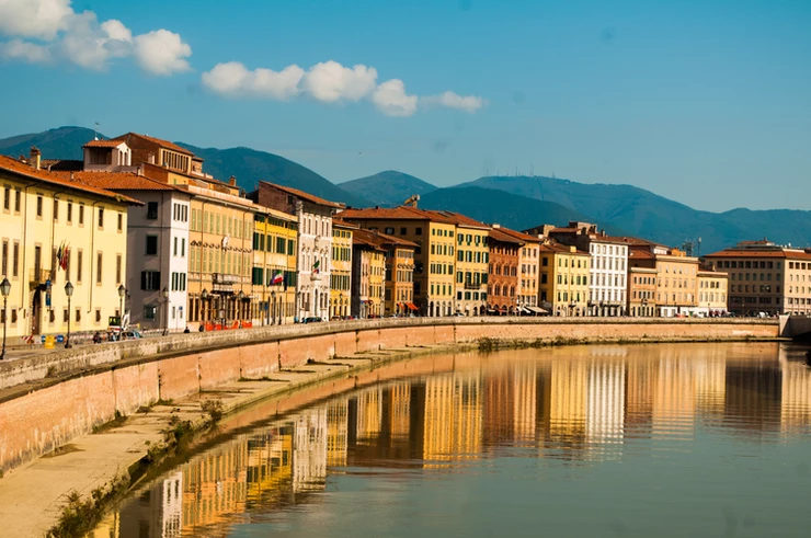 the town of Pisa on the Arno River