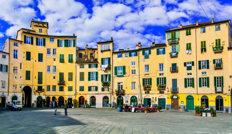 the splendid Piazza Anfiteatro in Lucca