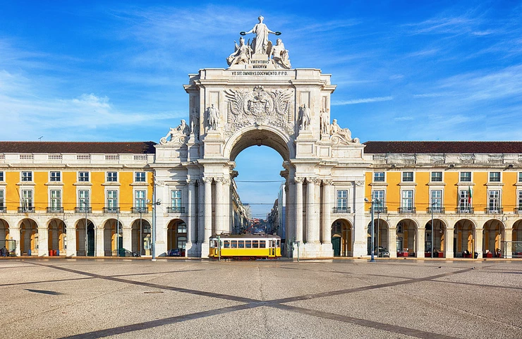 the Triumphal Arch in Lisbon's Praca do Commercio
