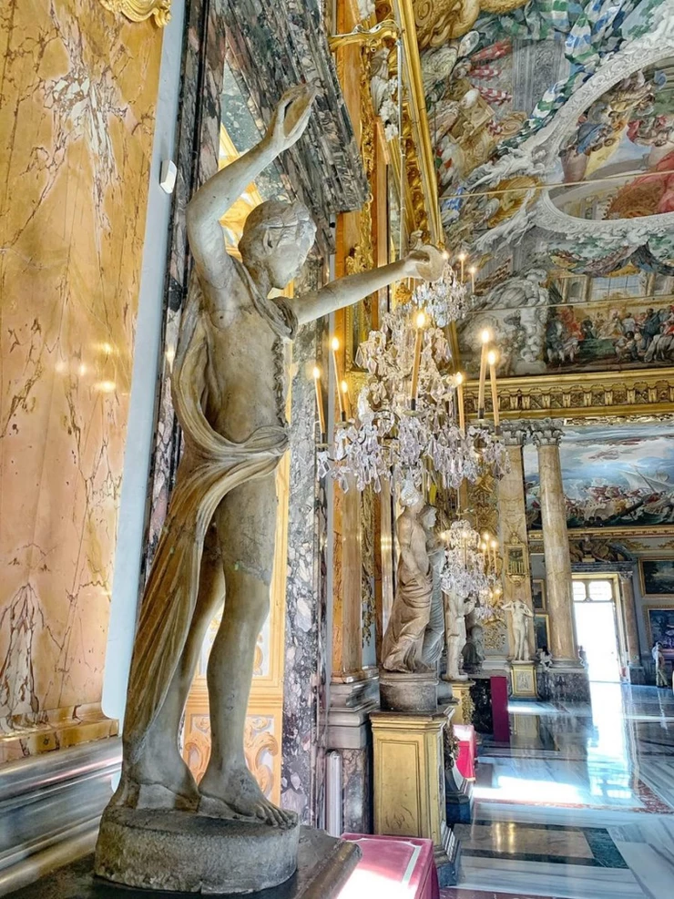 starue in the Great hall of Palazzo Colonna