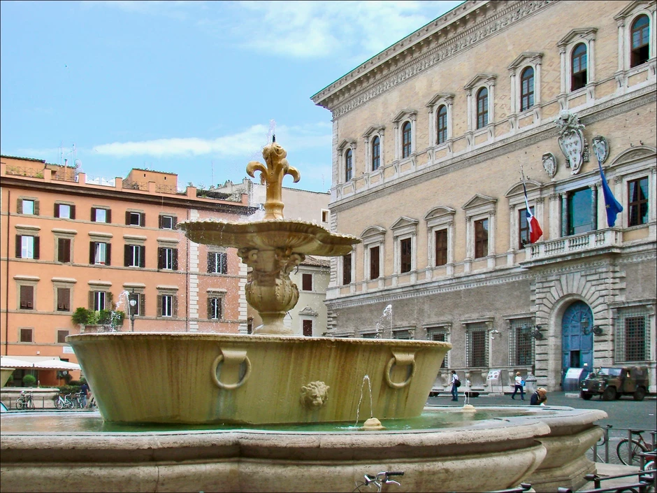 the Piazza del Farnese