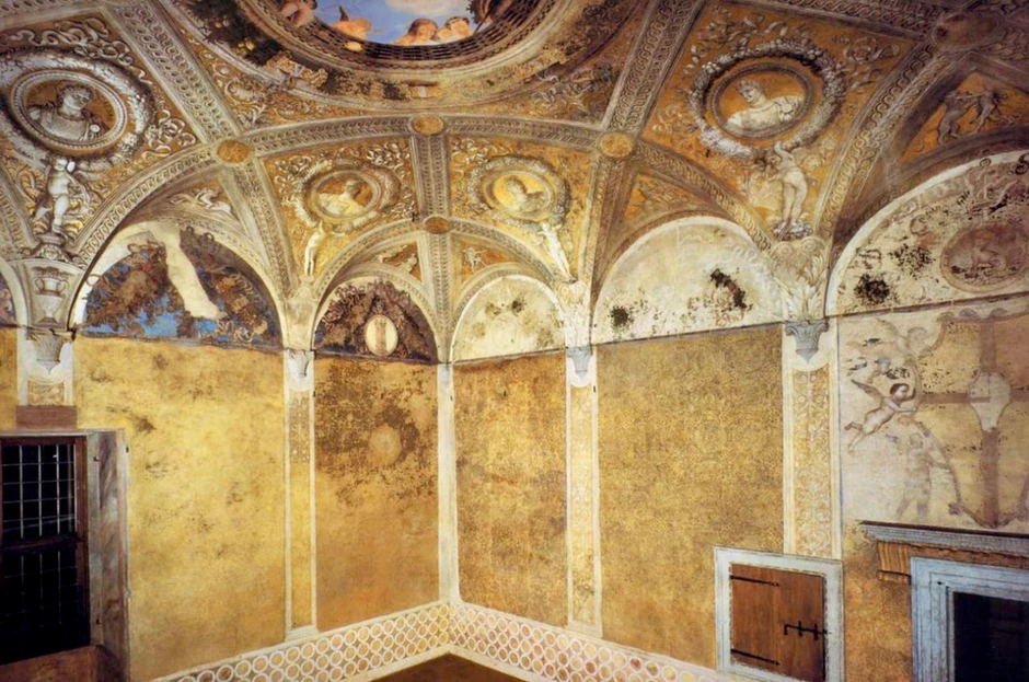 golden walls resembling brocade in the Camera degli Sposi