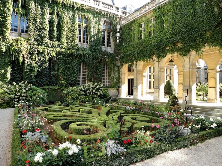gardens of the Carnavalet Museum