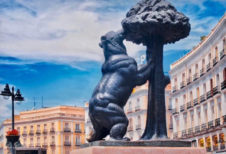 Bear and the Strawberry Tree statue in Puerta del Sol