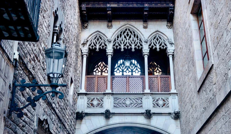 Bridge Carrer del Bisbe in the Gothic Quarter, must visit attraction with one day in Barcelona