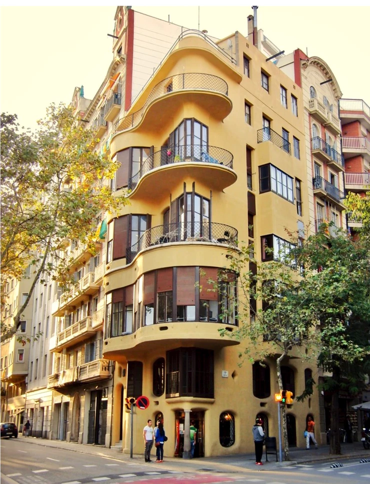 the golden facade of Casa Plannels