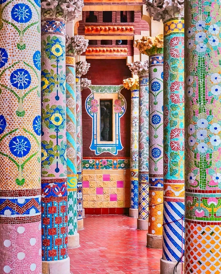 mosaic columns of Palau de la Musica