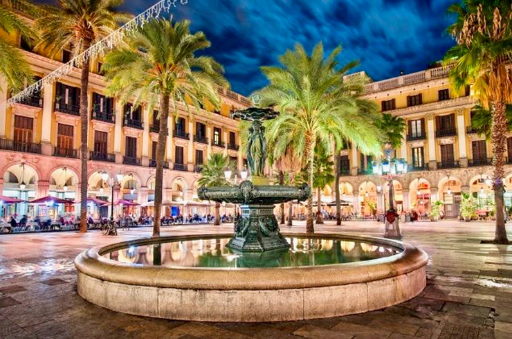 Placa Reial, a top attraction in the Gothic Quarter
