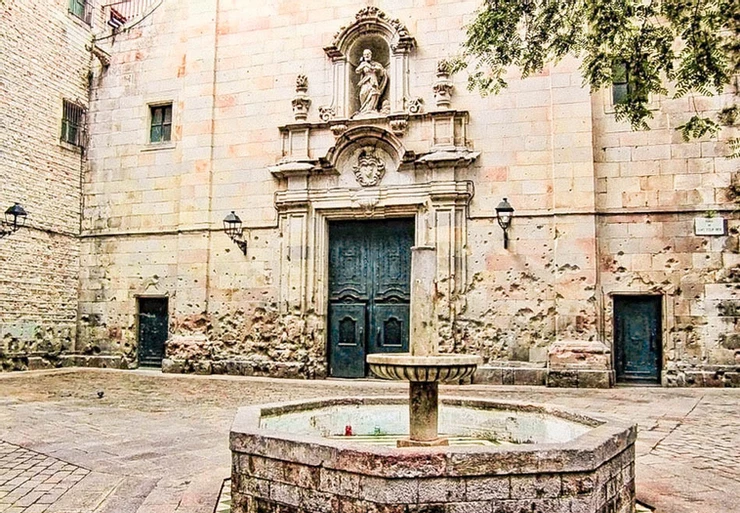 pockmarked church in the Placa de Sant Felip Neri