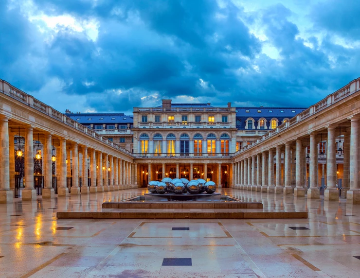 the art installation La Fontaine des Spheres at Palais Royal