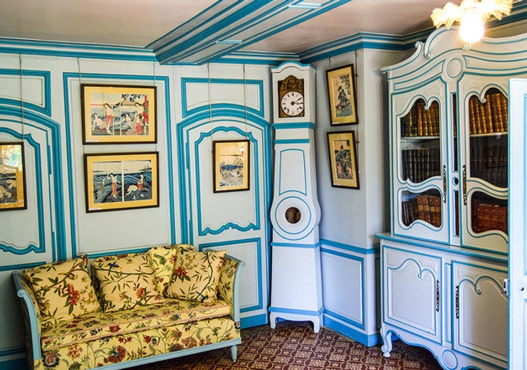 blue sitting room in the Monet House in Giverny