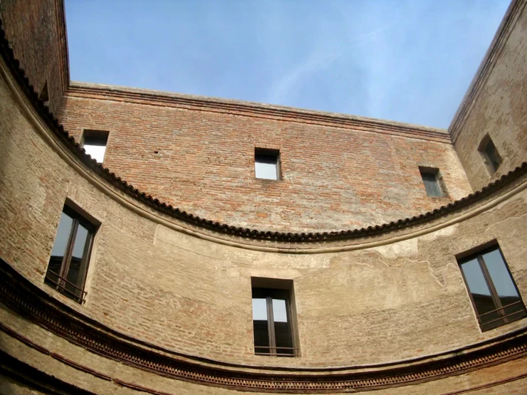 circular courtyard with an atrium in Casa Mantegna