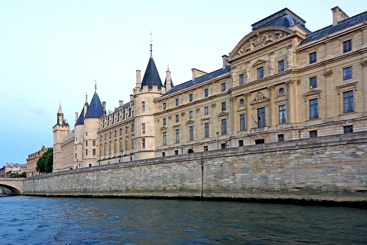 the imposing Conciergerie on the banks of the Seine
