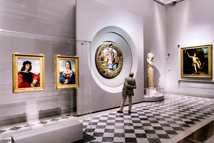 the new "Raphael and Michelangelo Room" in the Uffizi, Michelangelo's Doni Tondo in the recessed center