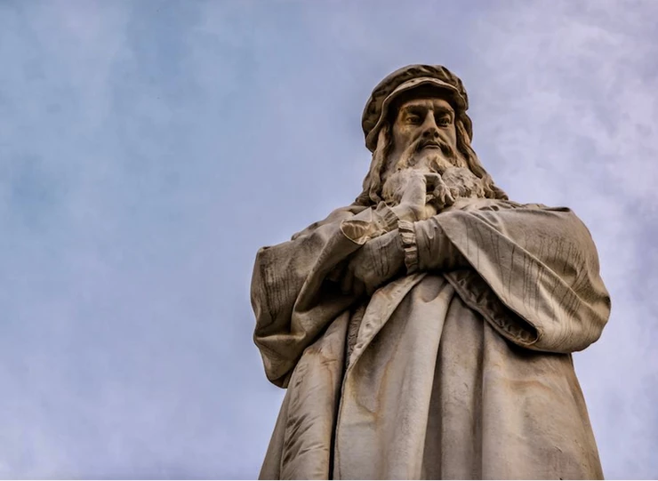 sculpture of Leonardo da Vinci in Milan