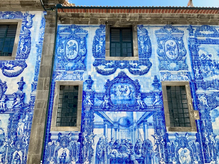 the facade of Capela das Almas