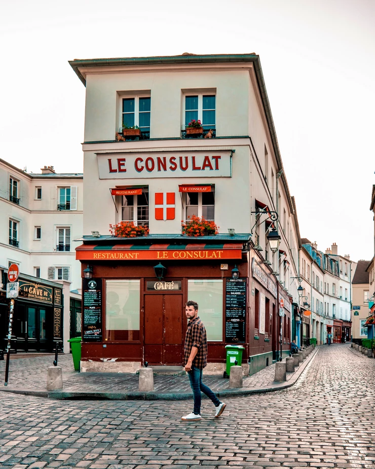 Le Consulat, a pretty (and popular) cafe in Montmartre