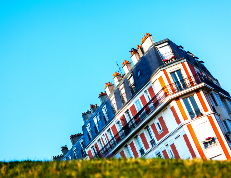 the illusion of the sinking house in Montmartre